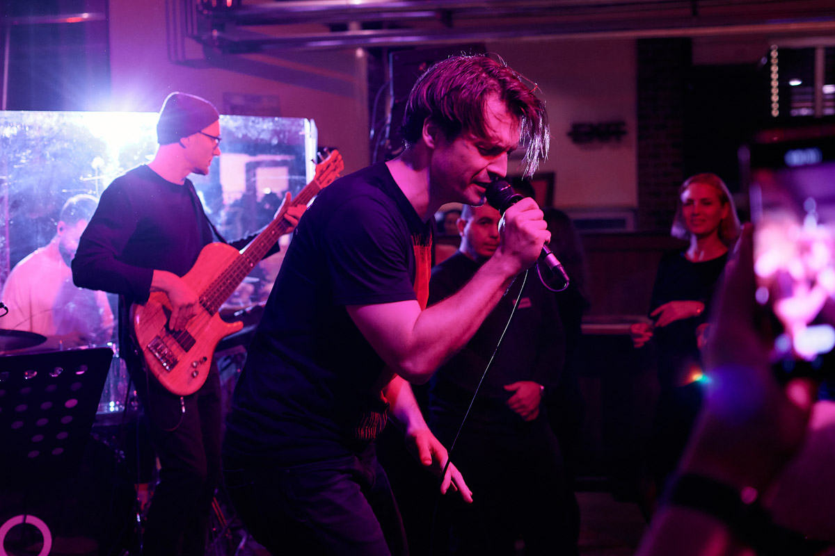 Александр Аладышев хорошо известен не только в нашем городе, но и далеко за его пределами как талантливый актер театра и кино, артист мюзикла. В его активе работа во Владимирском академическом театре драмы, московском драматическом театре под руководством Армена Джигарханяна, создание Театрального товарищества «Завод», который наделал немало шума в мире искусства. Но Александр куда больше, чем актер и режиссер. Еще он певец и композитор, основатель группы Love Rocket, у которой вчера состоялся концерт.